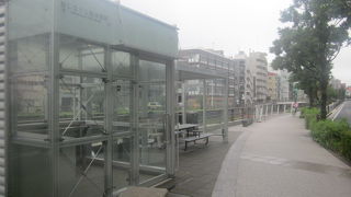 川の水位に応じて上下する浮桟橋型通路がユニークに感じました