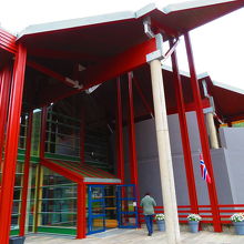 バスの到着と共に係りの人が建物内に観光客を誘導します。