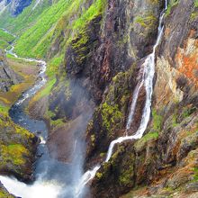 大迫力の滝つぼ