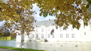 ベルギー：名園で知られたアンヌヴォワ城の秋