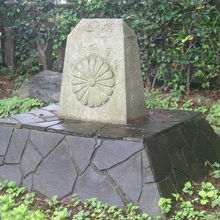 屋外に設置されている樺太国境策定礎石レプリカの様子