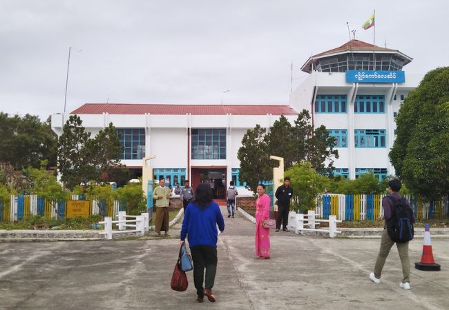 ロイコー空港 (LIW)