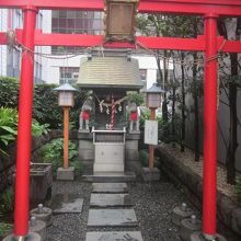 境内も狭く、参道（？）も短い、可愛らしい神社です