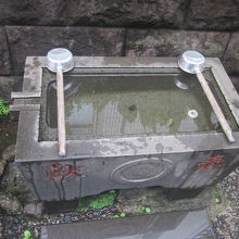 手水舎（正確には舎ではないけど…。手水鉢？）は必見！