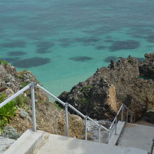 「イジャイガー」立派な階段があります。海がきれいです。