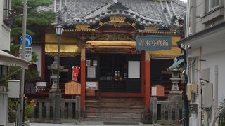 釈迦涅槃像を安置