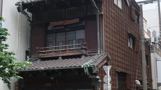 昔の神田の姿が想像できる建物