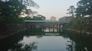 お堀に映る姿も綺麗な鞘橋!!