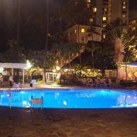 夜はプールがライトアップ