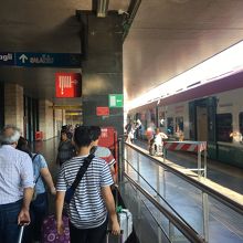 ローマ市内テルミニ駅の降車口。一番端。