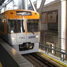 ステンレス車体は曲面加工が困難で、カラープラスチックか。