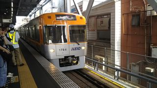 ５両編成では、ラッシュ時は輸送力が不足。