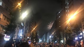 ビルの隙間から見学