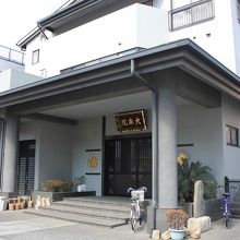 コンクリート造りの本堂