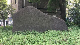 烏帽子に似た大きな石です。