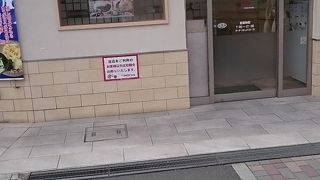 駅前にあります