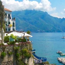 崖の上にあります