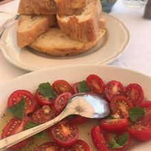 付け合せのミニトマトとパン