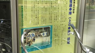 ビルの内側からポスターが貼ってあるだけ