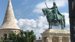 漁夫の砦やマーチャーシュ教会、三位一体の像が固まっている広場にある騎馬像