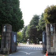 東京大学総長も務めた内田祥三設計の重厚な建物が特徴的