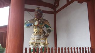 色鮮やかな仁王像が立つ門