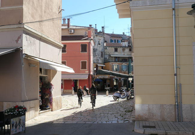 ロヴィニ旧市街の北側に至るVladimira Svalbe通り