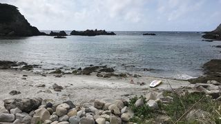 式根島で一番静かな海水浴場、大浦海岸
