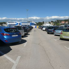 広い駐車場ですが、結構混みあっていました