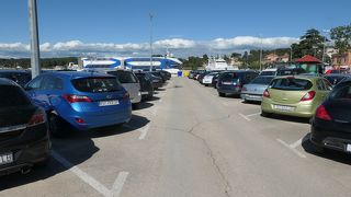 旧市街観光に便利なロヴィニ港前駐車場