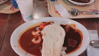 座席数多めのフードコートでカレーを食べられます!