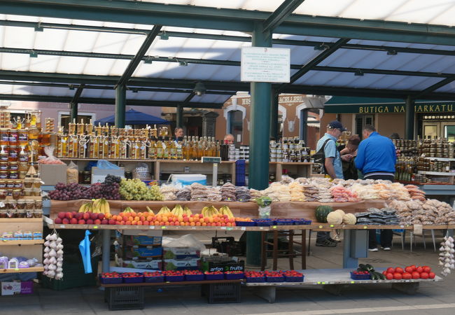 港前の広場を利用したヴァルディボラ市場 