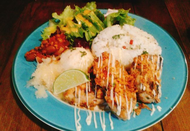 (マウンテンビレッジストア)　ランチは、メインにライス、サラダ、サイドディッシュが付いたワンプレートです