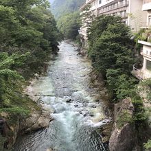 利根川と、 旅館