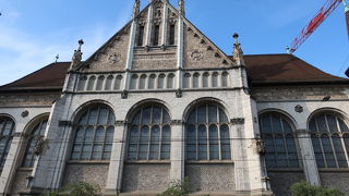 駅前にそびえる