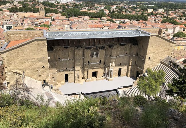 オランジュのローマ劇場とその周辺及び凱旋門