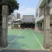 幼稚園の園庭奥に祀られています