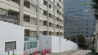 歴史ある狭く急な坂道です