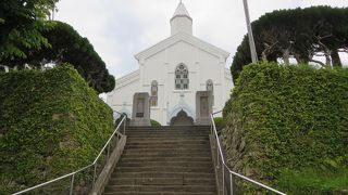 高台にそびえる