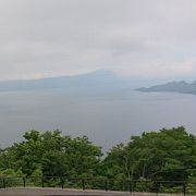 展望台から十和田湖を望む