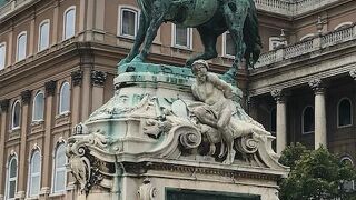 国立美術館の正門前にある騎馬像