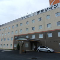 主要幹線道路沿いに建っています