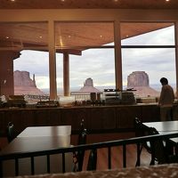 レストランからもモニュメントバレーが一望できます