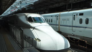 新大阪駅で在来線から新幹線に乗り換え
