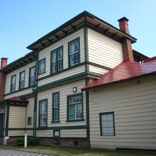 物置小屋から見た洋館