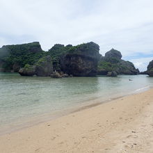 砂浜に岩の島があります。