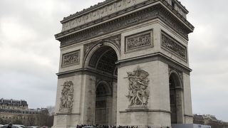 寒さに震えながら昼も夜も凱旋門へ