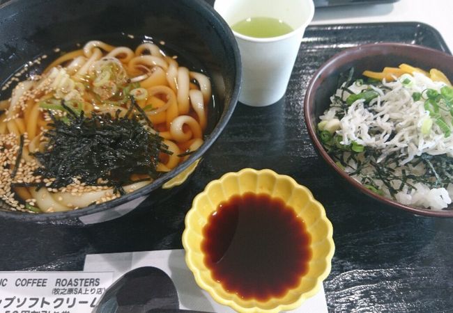 うどんはコシがあって美味しい、静岡土産も充実