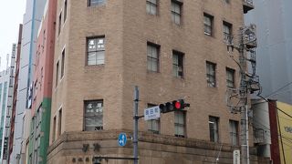 植木等や、ハナ肇が出てきそうなレトロビル