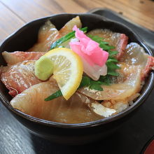 看板メニューの海鮮丼